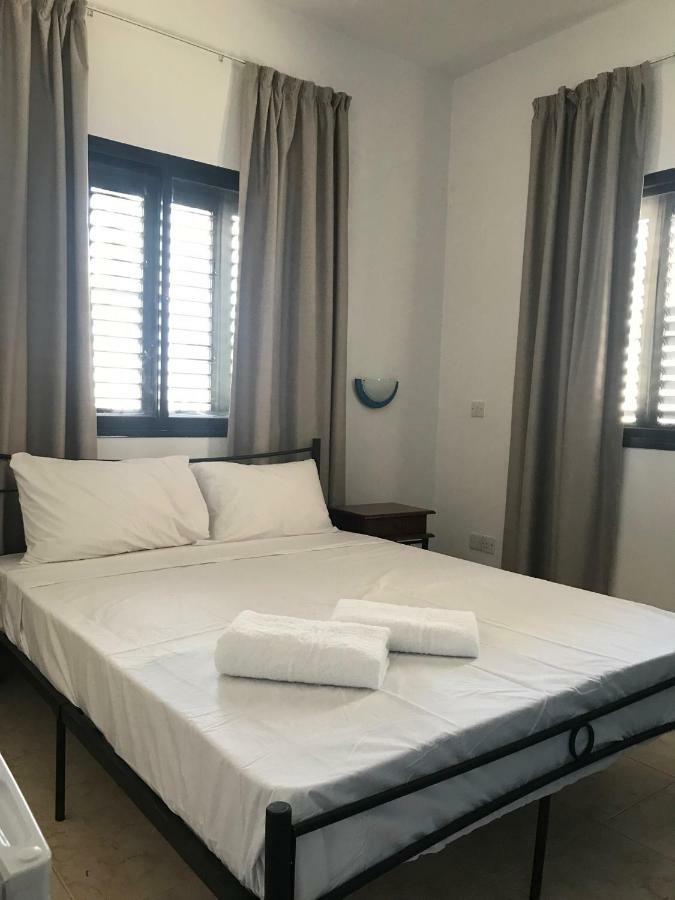 Athinas Court Aparthotel Пафос Екстериор снимка